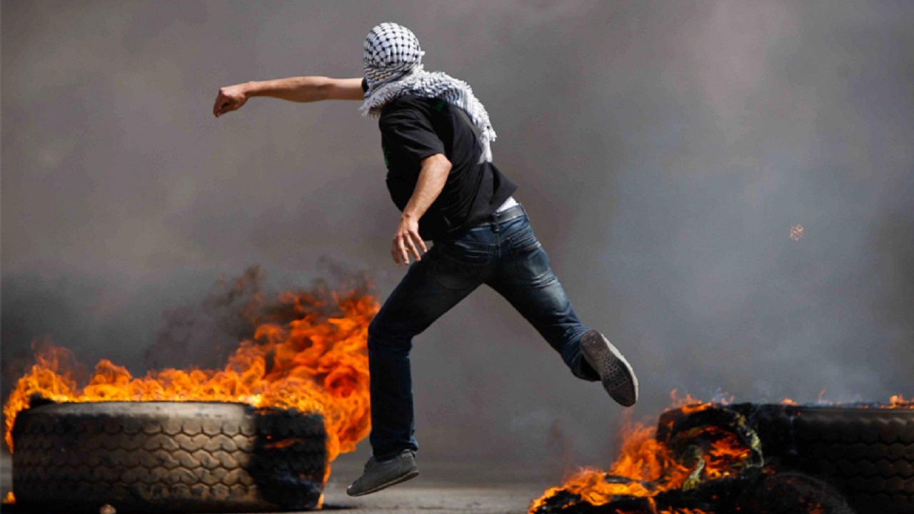اختناق عشرات الفلسطينيين في مواجهات مع جيش الاحتلال