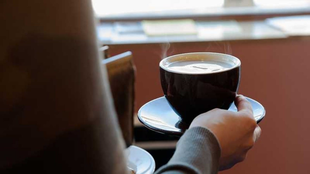 “الذيابي”: الإكثار من شرب القهوة يؤدي إلى الأرق والتوتر