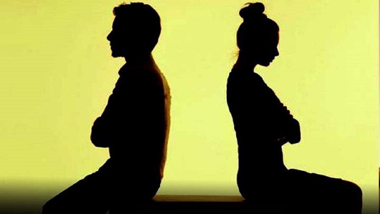 تصرف غريب لرجل ضبط زوجته مع صديق عمره في وضع مخل