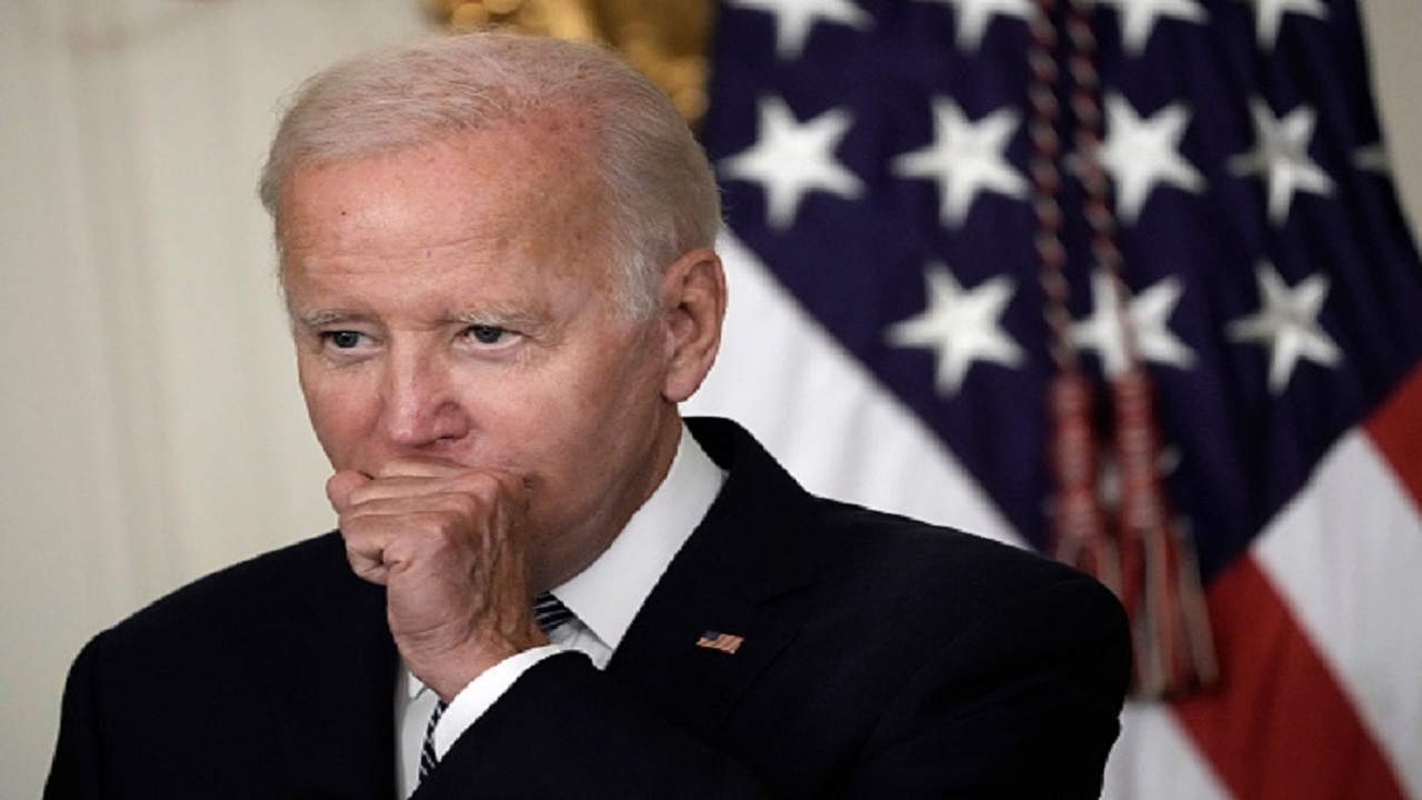 بايدن يصف أحد أنصار ترامب “بالأحمق”