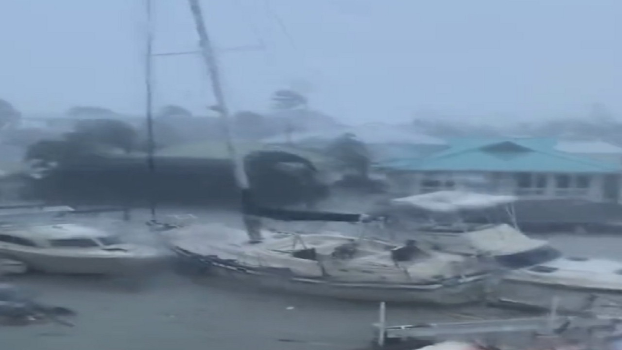 بالفيديو .. قوارب وسفن تمر بين البيوت في شوارع فلوريدا