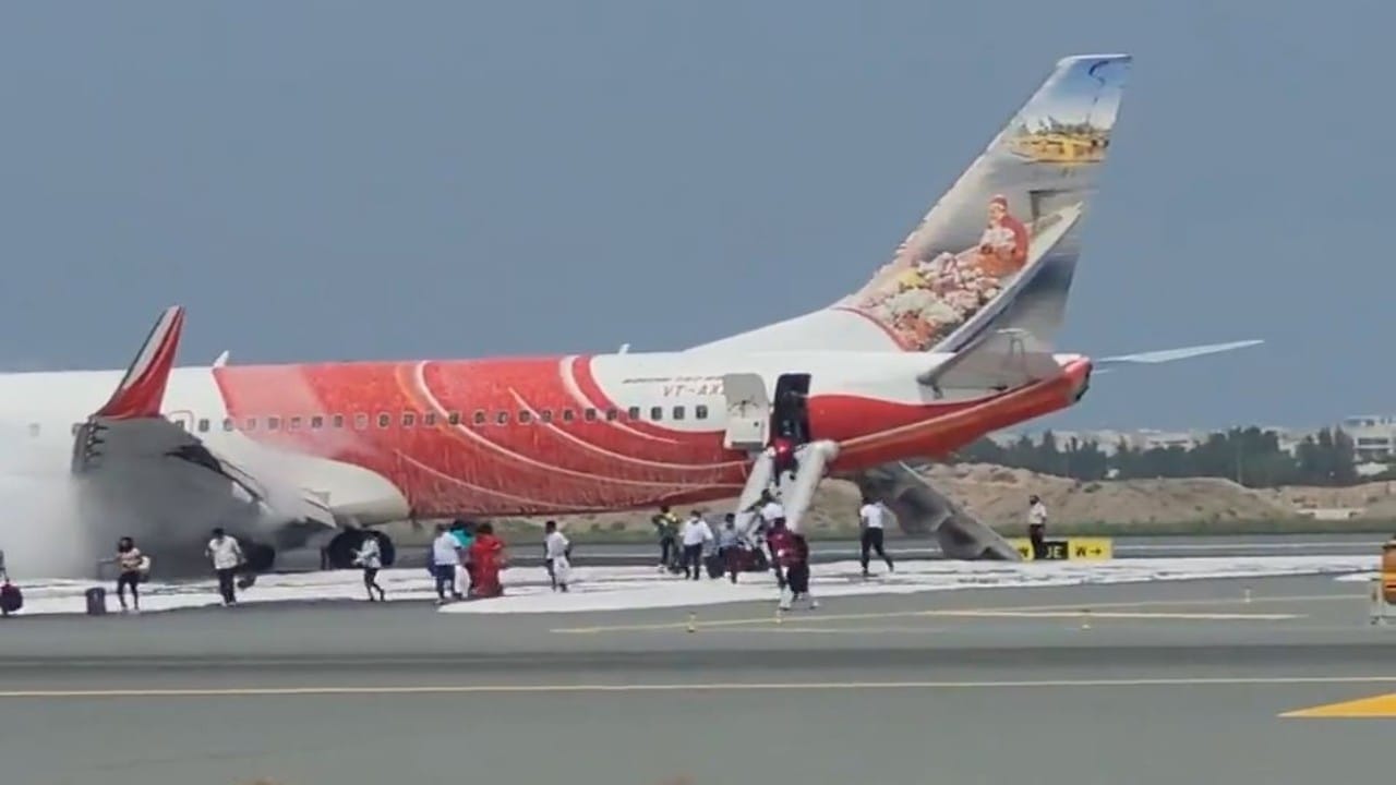 بالفيديو.. إجلاء طائرة هندية بعد انبعاث دخان منها بمطار مسقط