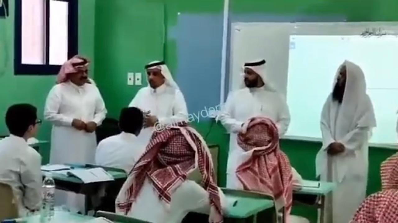 ‎‏بالفيديو.. مدير تعليم الطائف يزور معلم في مدرسته لتوديعه قبل تقاعده