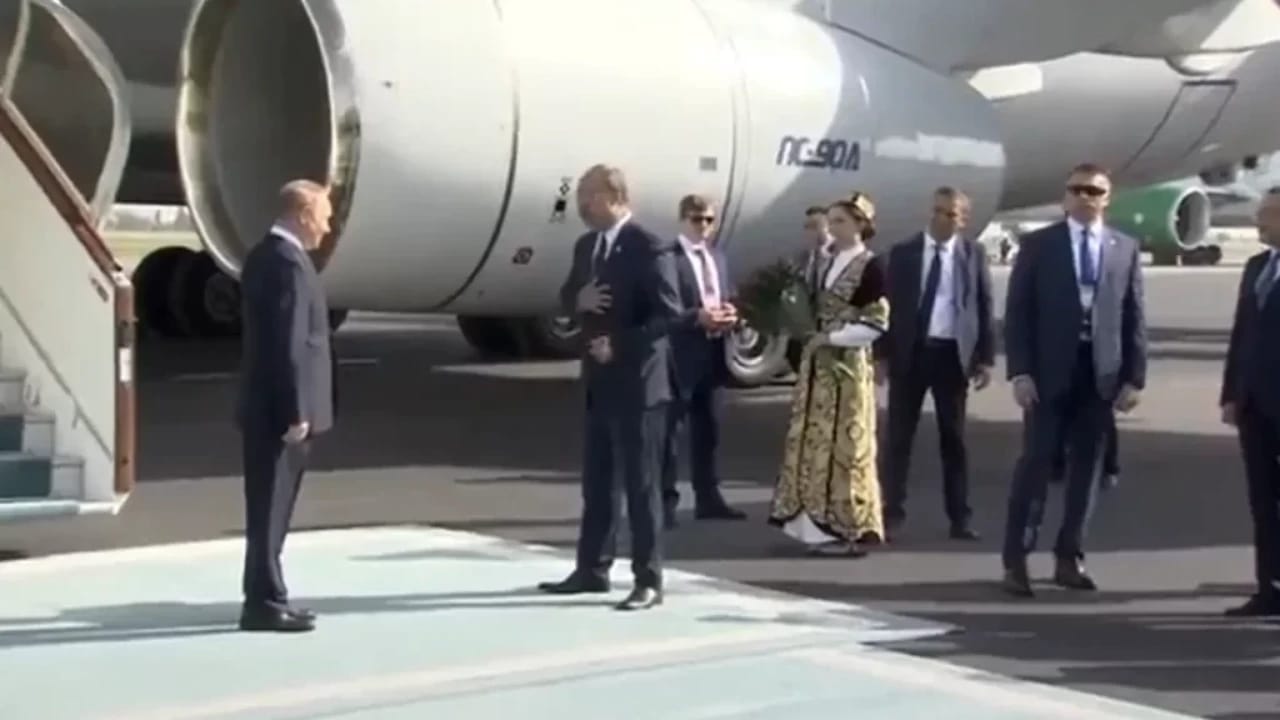 بالفيديو.. “بوتين” لا يسمح لأحد بالاقتراب منه في سمر قند