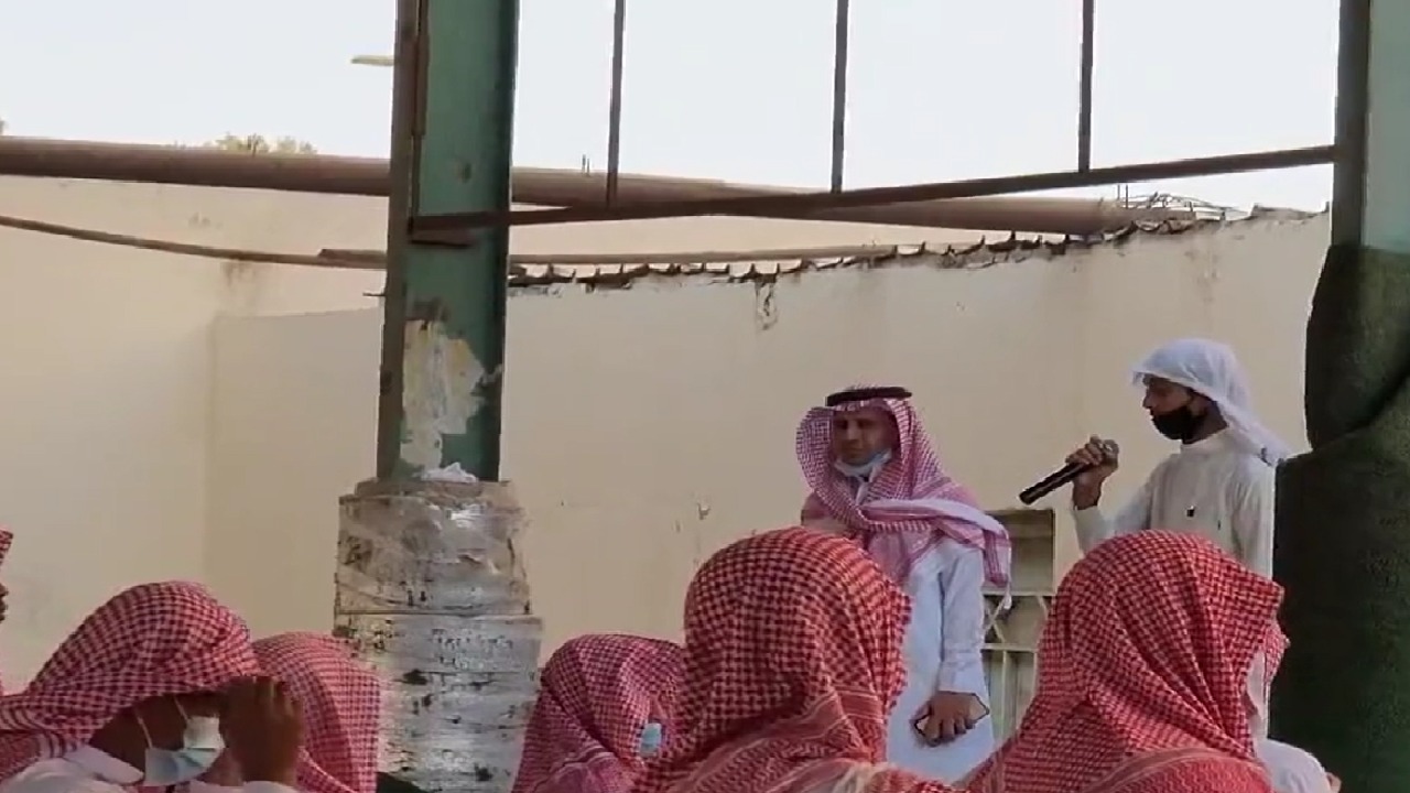 فيديو مؤثر لطالب يرتل القرآن بخشوع في الطابور الصباحي