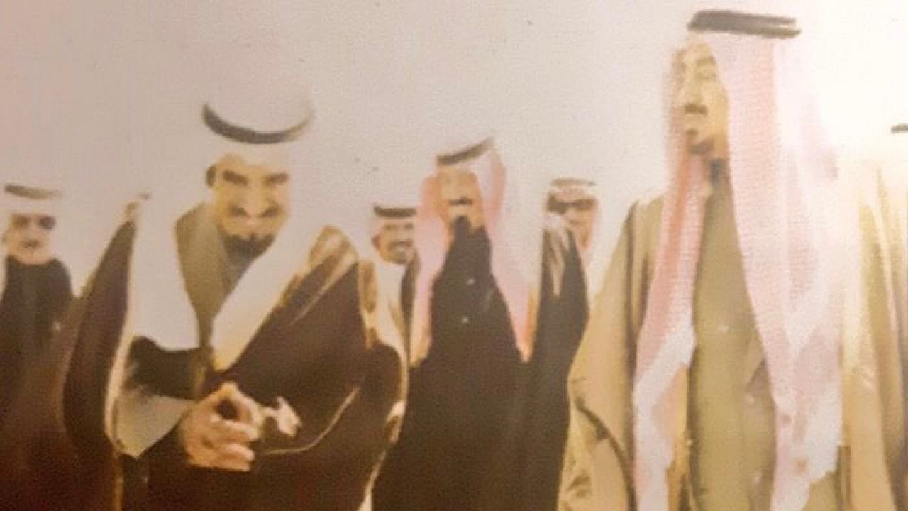 صورة تاريخية نادرة تجمع بين الملك خالد بن عبدالعزيز وأمير الكويت