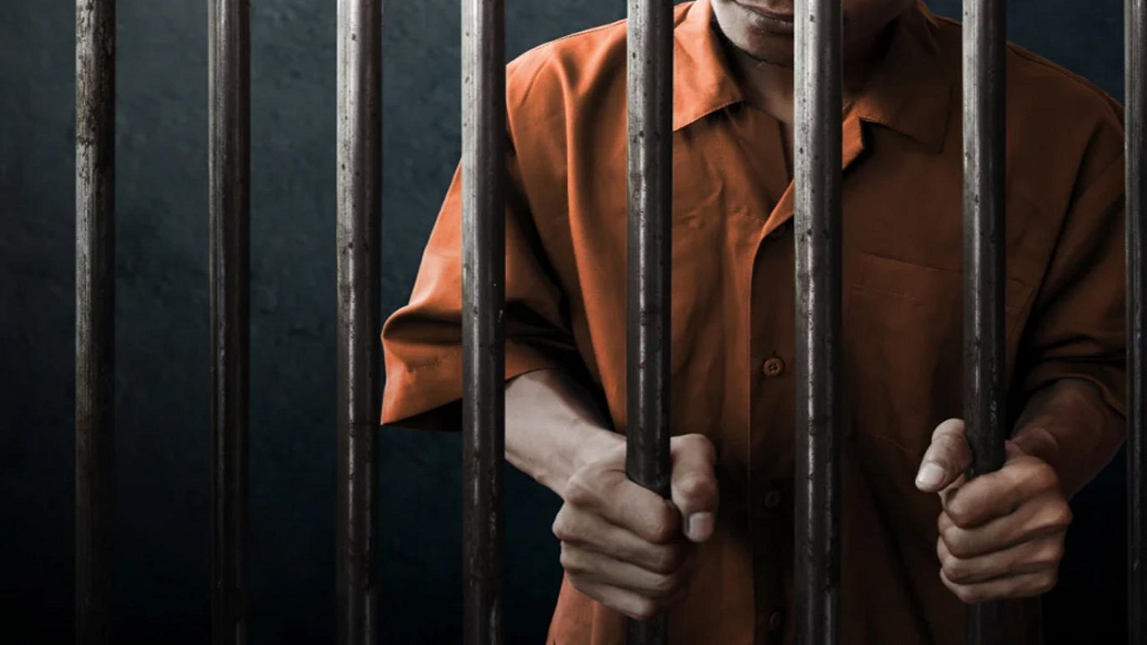مصرع سجين بعد تعذيبه بأغنية &#8220;بيبي شارك&#8221;!