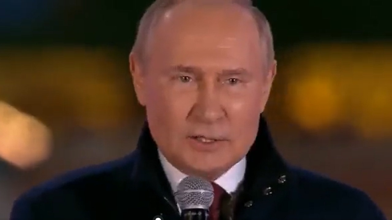 شاهد .. بوتين يصرخ بالنصر في الساحة الحمراء بعد ضم الأقاليم الأربعة