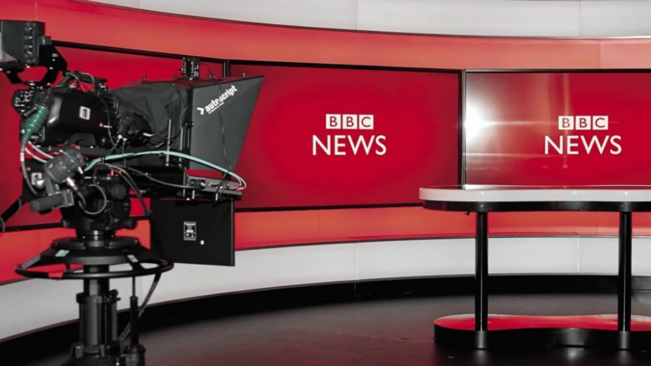 “BBC” تعلن إغلاق إذاعتيها العربية والفارسية