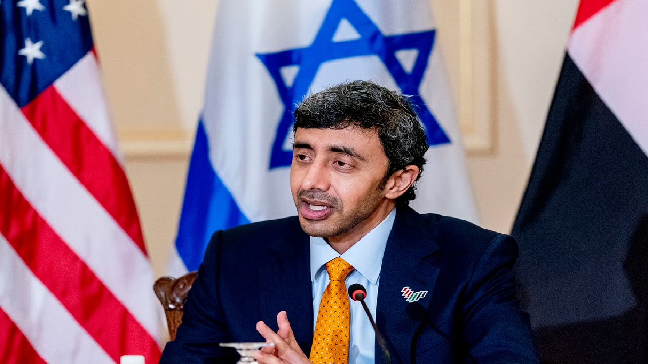 وزير الخارجية الإماراتي يصل إسرائيل في زيارة رسمية