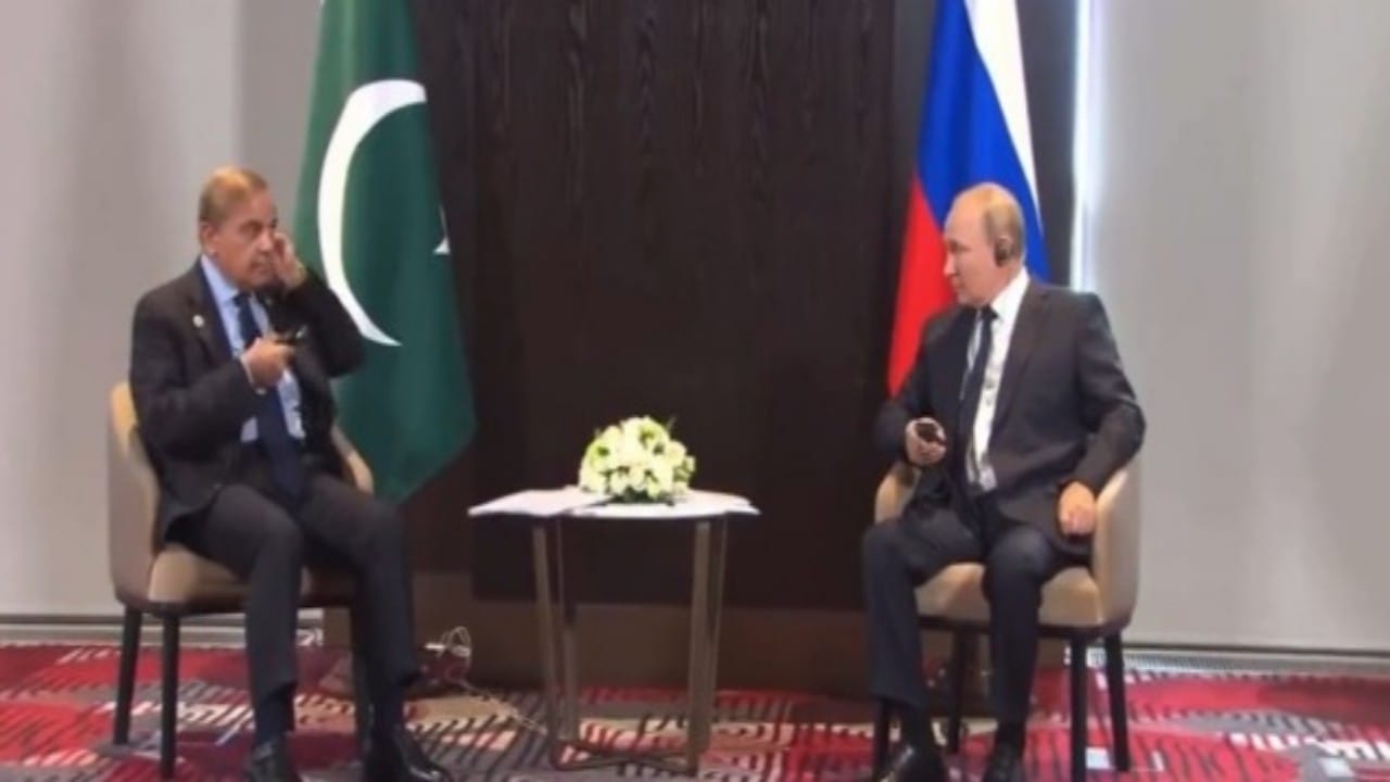 شاهد.. رئيس وزراء باكستان في اجتماع مع بوتين: “هل يستطيع أحد مساعدتي؟”