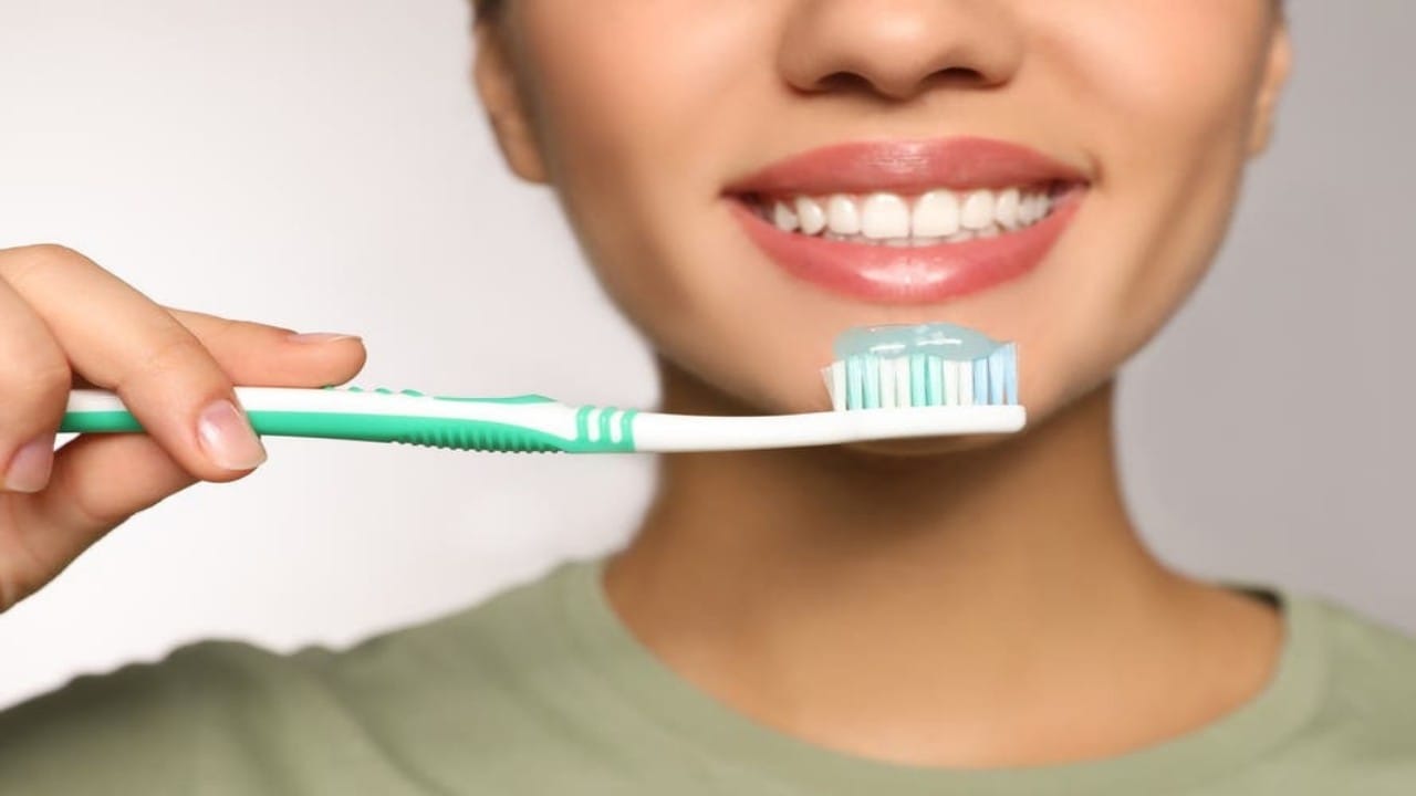 خطأ شائع بعد تنظيف الأسنان بالفرشاة