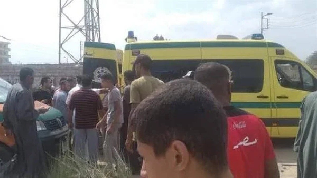 طبيب يتفاجأ بجثة ابنته بين ضحايا حادث قطار وحافلة بمصر