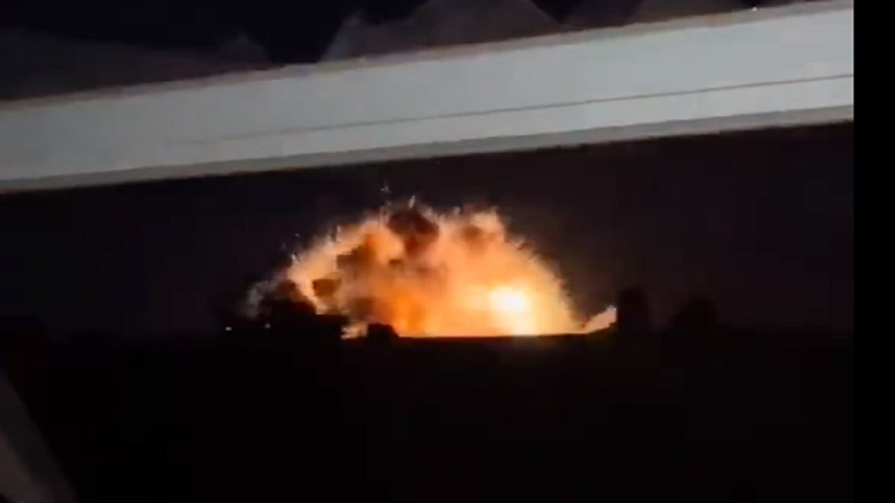 بالفيديو .. انفجار ضخم في محطة للطاقة في خاركيف بأوكرانيا