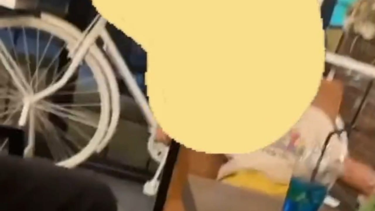 بالفيديو.. رجل يتدخل لمنع “عامل” من أخذ رقم وسناب طفل