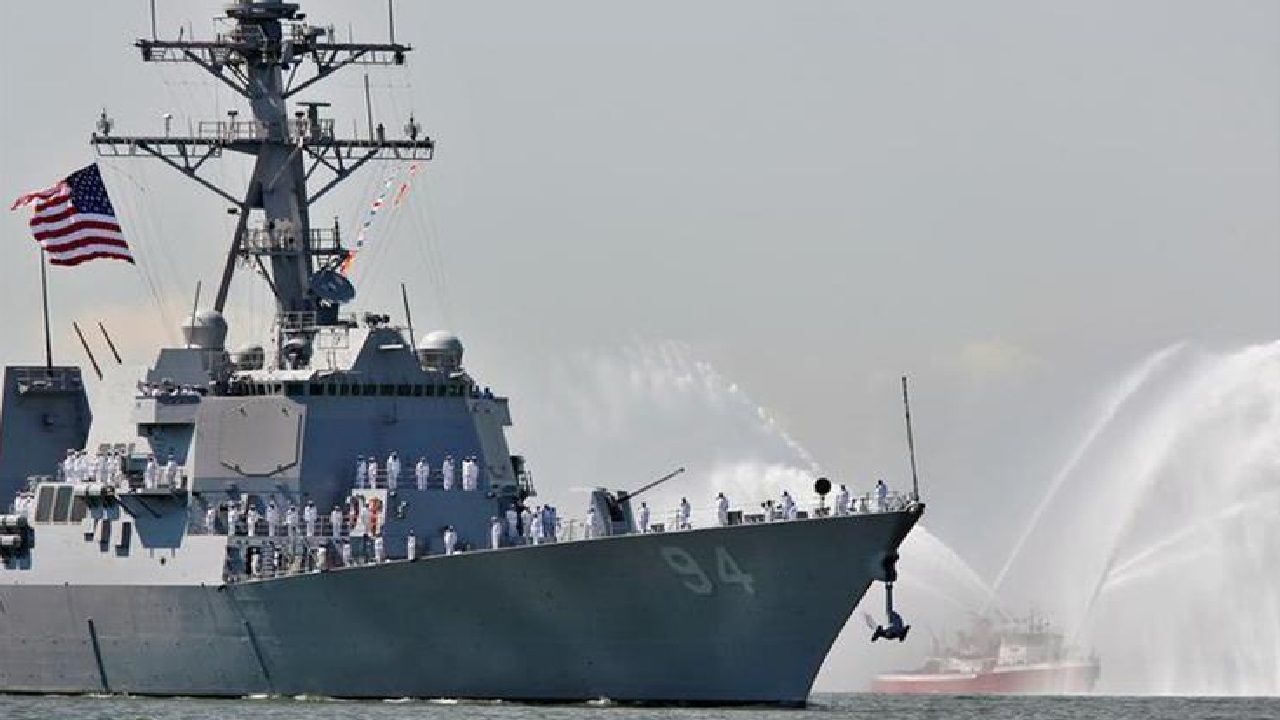 البحرية الأمريكية تعترض سفينة حربية إيرانية
