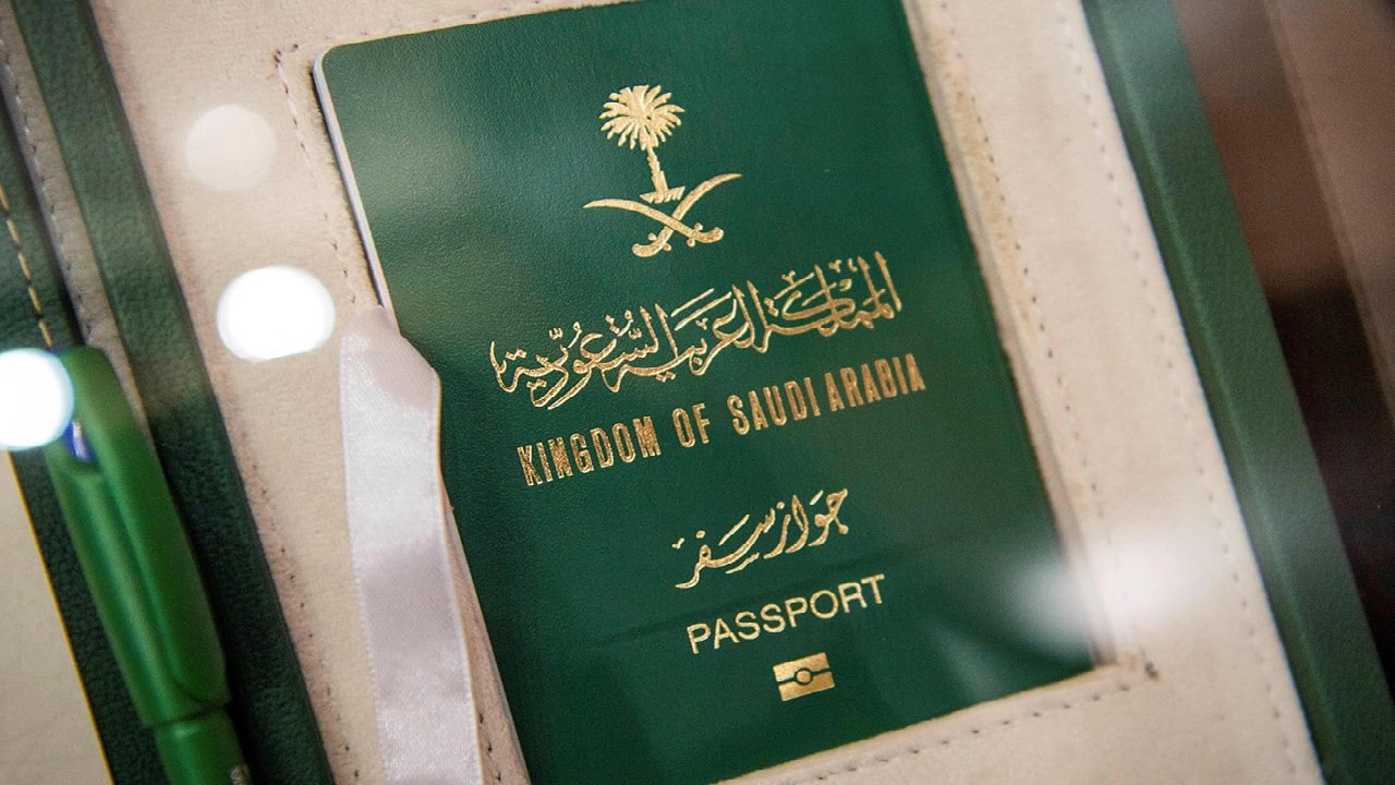 جواز السفر السعودي يواصل مزاحمة أقوى جوازات العالم محتلاً المرتبة 68 (فيديو)