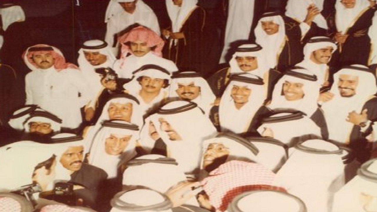 صورة باسمة للملك سلمان خلال مشاركته طلاب فرحة تخرجهم
