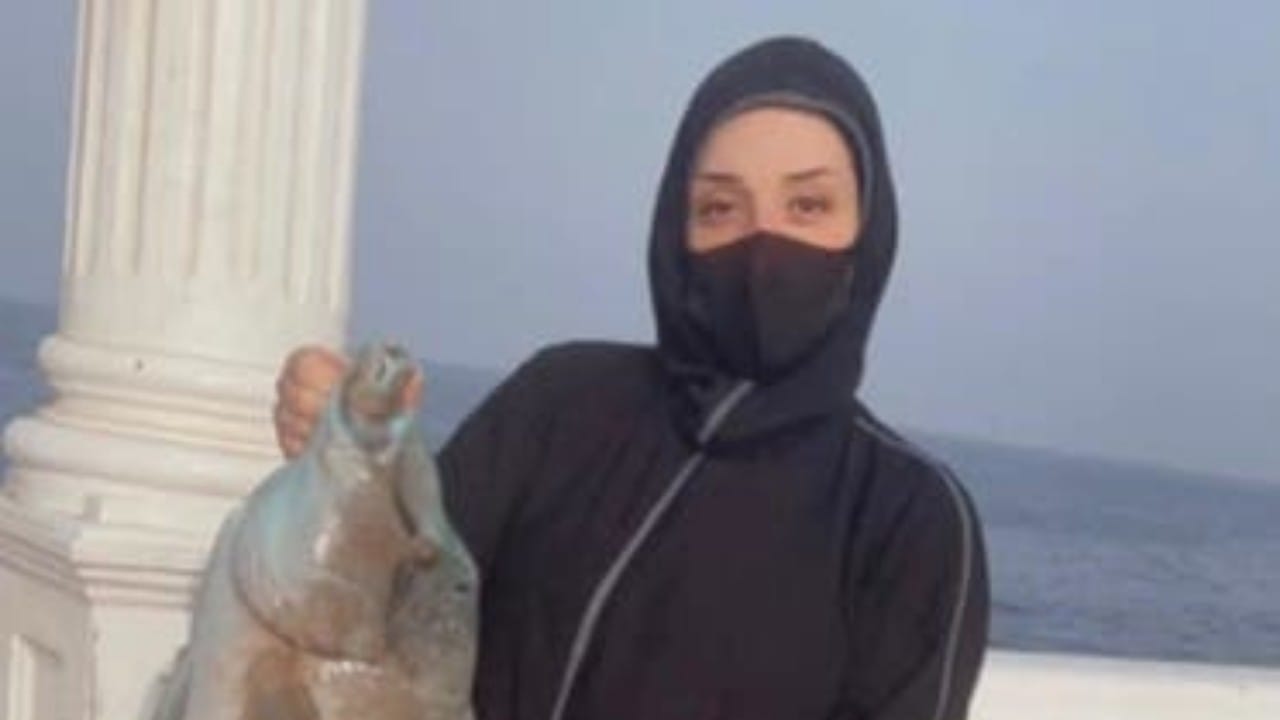 بالصور.. صيادة سعودية تروي تجربتها مع صيد الأسماك