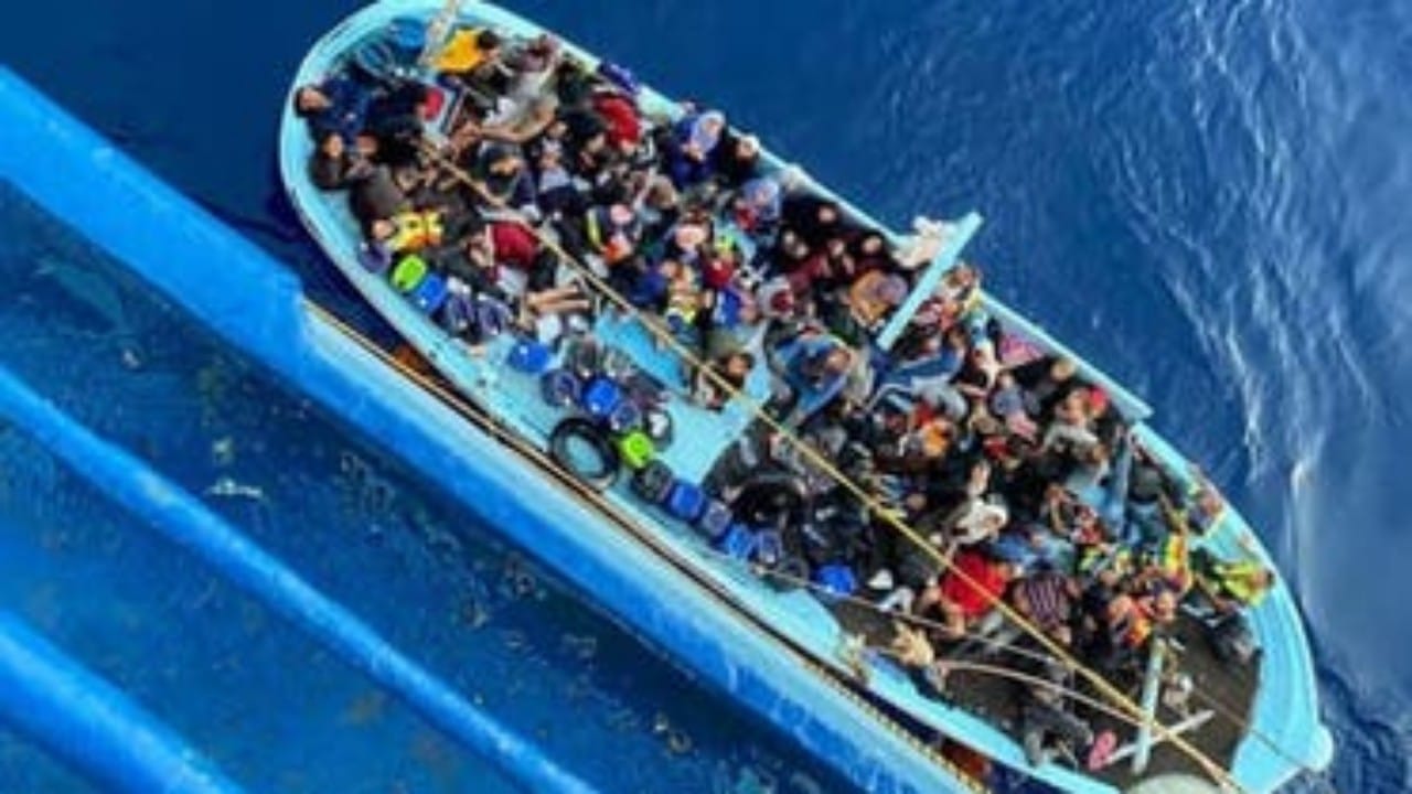 مصر تنقذ قارب من لبنان في عرض البحر