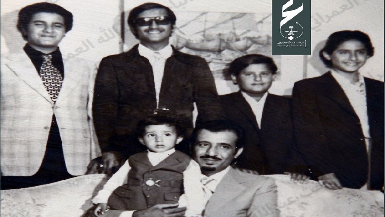 صورة نادرة تنشر لأول مرة تجمع الملك سلمان بـ 5 من أبنائه قبل 52 عامًا