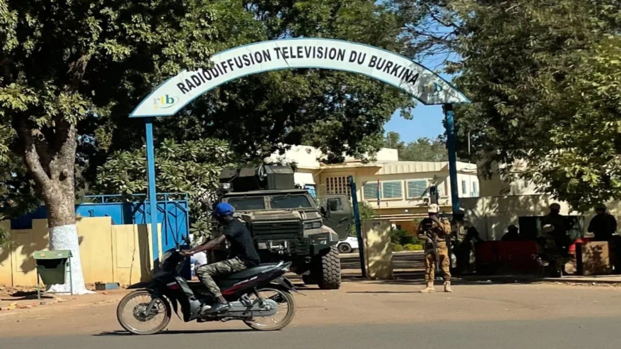 جيش بوركينا فاسو يعلن الإطاحة بزعيم المجلس العسكري وحل الحكومة 