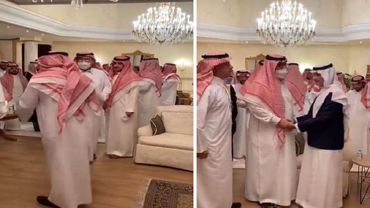 شاهد .. الأمير ممدوح بن عبدالرحمن خلال استقبال التعازي في وفاة ابنته الأميرة الجوهرة
