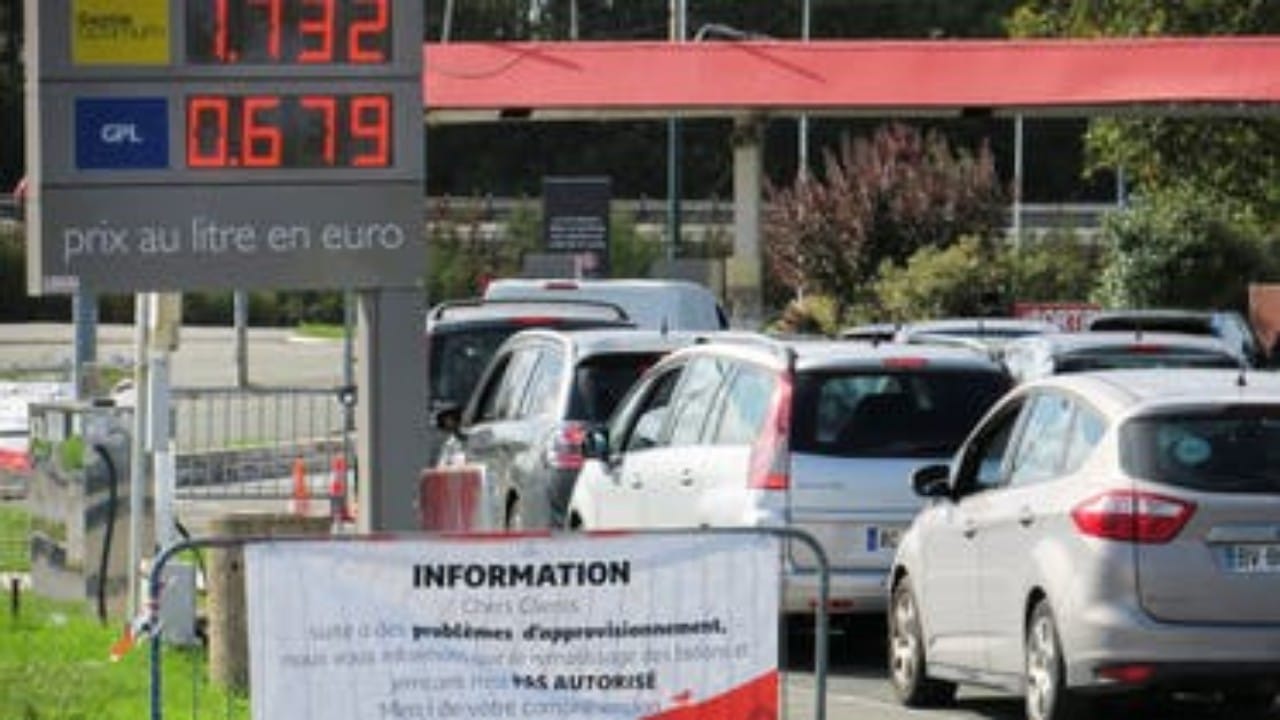 بالفيديو.. طوابير طويلة في شوارع فرنسا بسبب أزمة الوقود