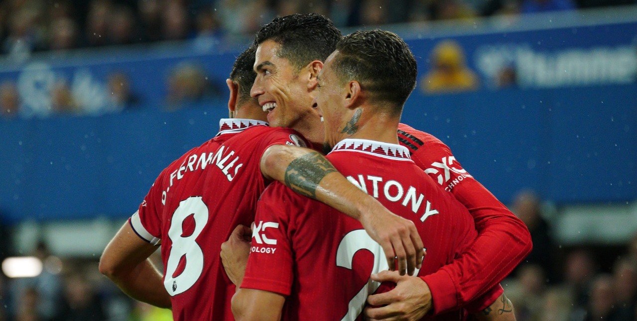 مانشستر يونايتد يفوز على إيفرتون بثنائية