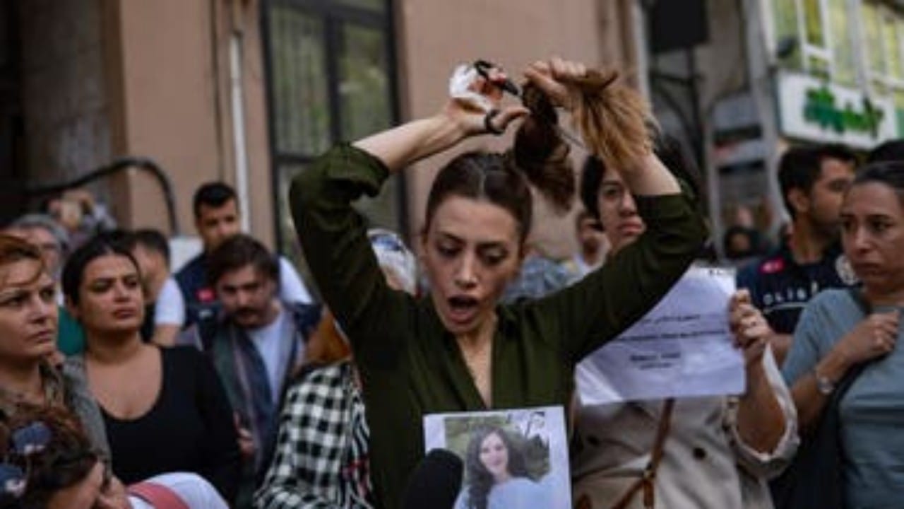 بالفيديو.. الأمن الإيراني يطلق النار على فتاة صورت التظاهرات