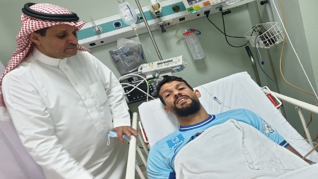 أبها يكشف تطورات الحالة الصحية لـ “سعد ناطق” بعد إغمائه داخل الملعب