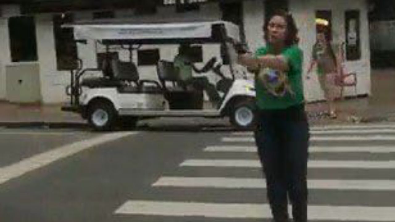 بالفيديو.. عضوة في الكونغرس البرازيلي تهدد شخصًا عارضها في الرأي بالسلاح