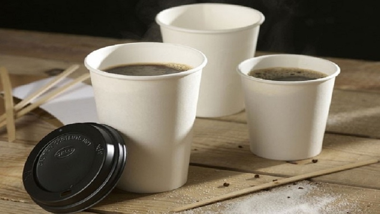 تحذير من شرب القهوة في الأكواب البلاستيكية