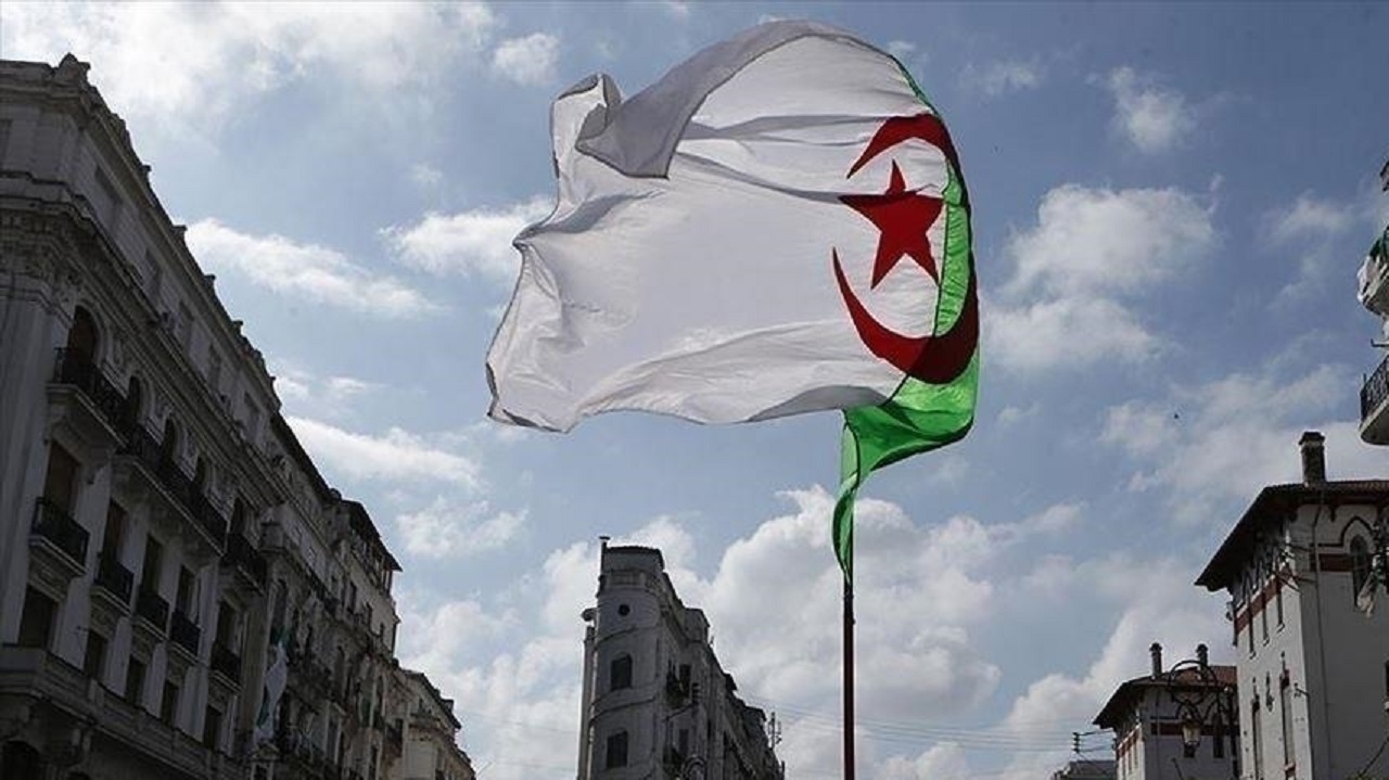 ولاية جزائرية تمنع بيع الطيور