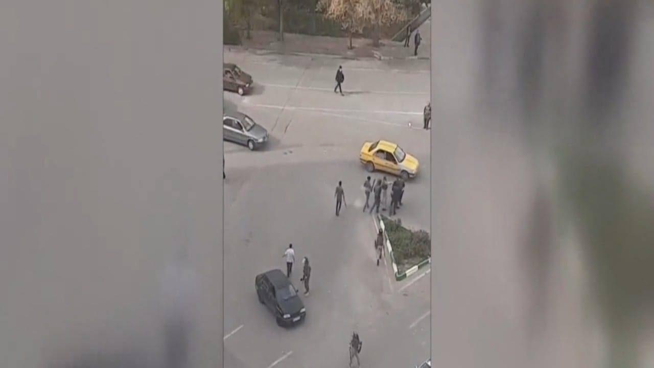 بالفيديو.. الشرطة الإيرانية تعتقل &#8220;متظاهر&#8221; وتعتدي عليه في أردبيل