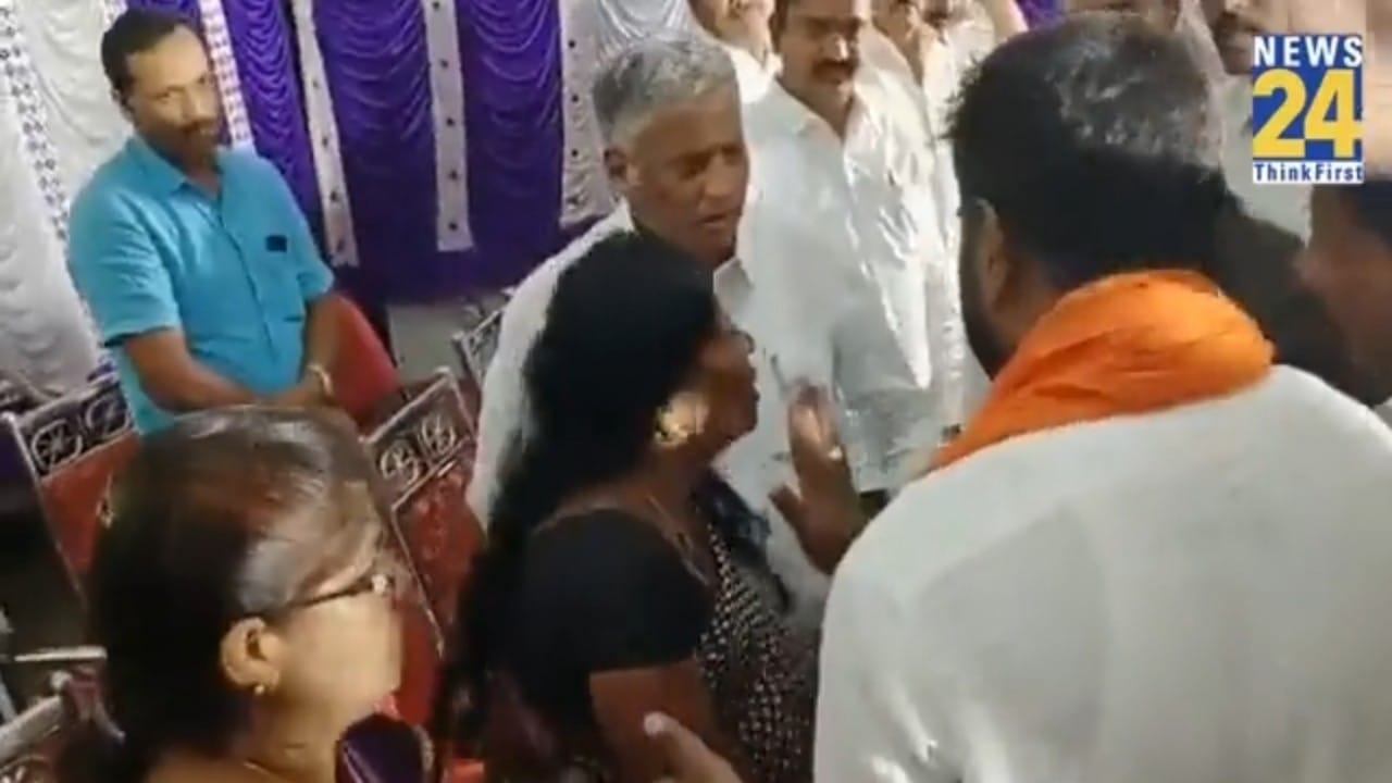 بالفيديو.. ردة فعل غريبة لامرأة صفعها وزير هندي على وجهها