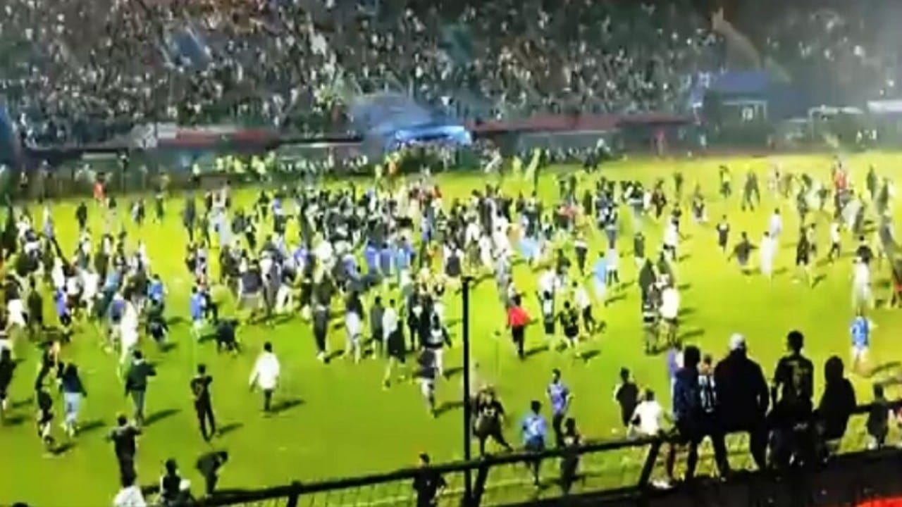 مقتل 127 شخصا خلال أعمال شغب في ملعب كرة قدم