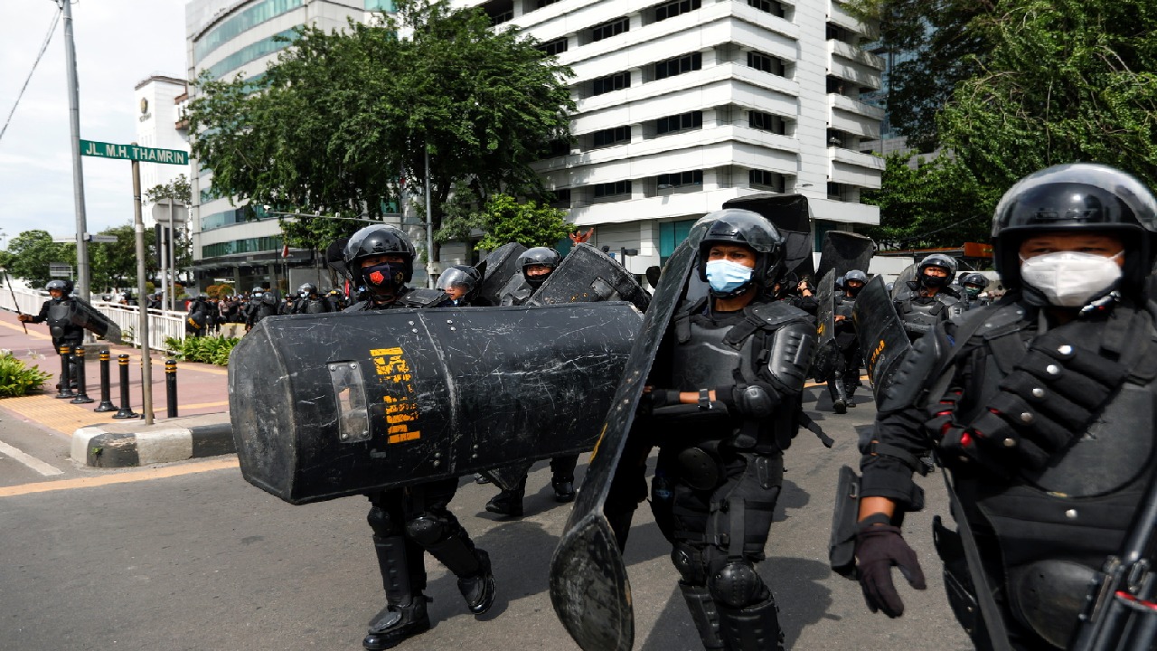 طرد ضابطين إندونيسيين بشكل مخز بسبب سلوك &#8220;غير لائق&#8221; !