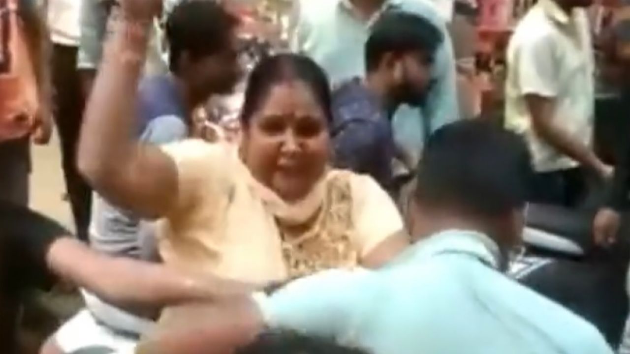 بالفيديو.. امرأة تضبط زوجها برفقة فتاة بأحد الأسواق وتضربه