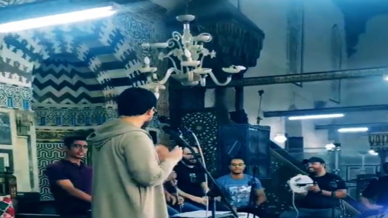 بالفيديو.. رقص وغناء بالدفوف داخل مسجد