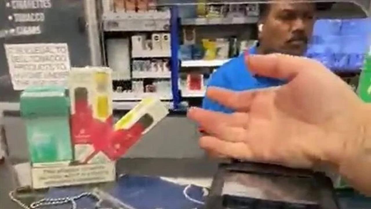 بالفيديو.. رجل يزرع بطاقات البنك في معصمه ليضمن عدم التعرض للسرقة