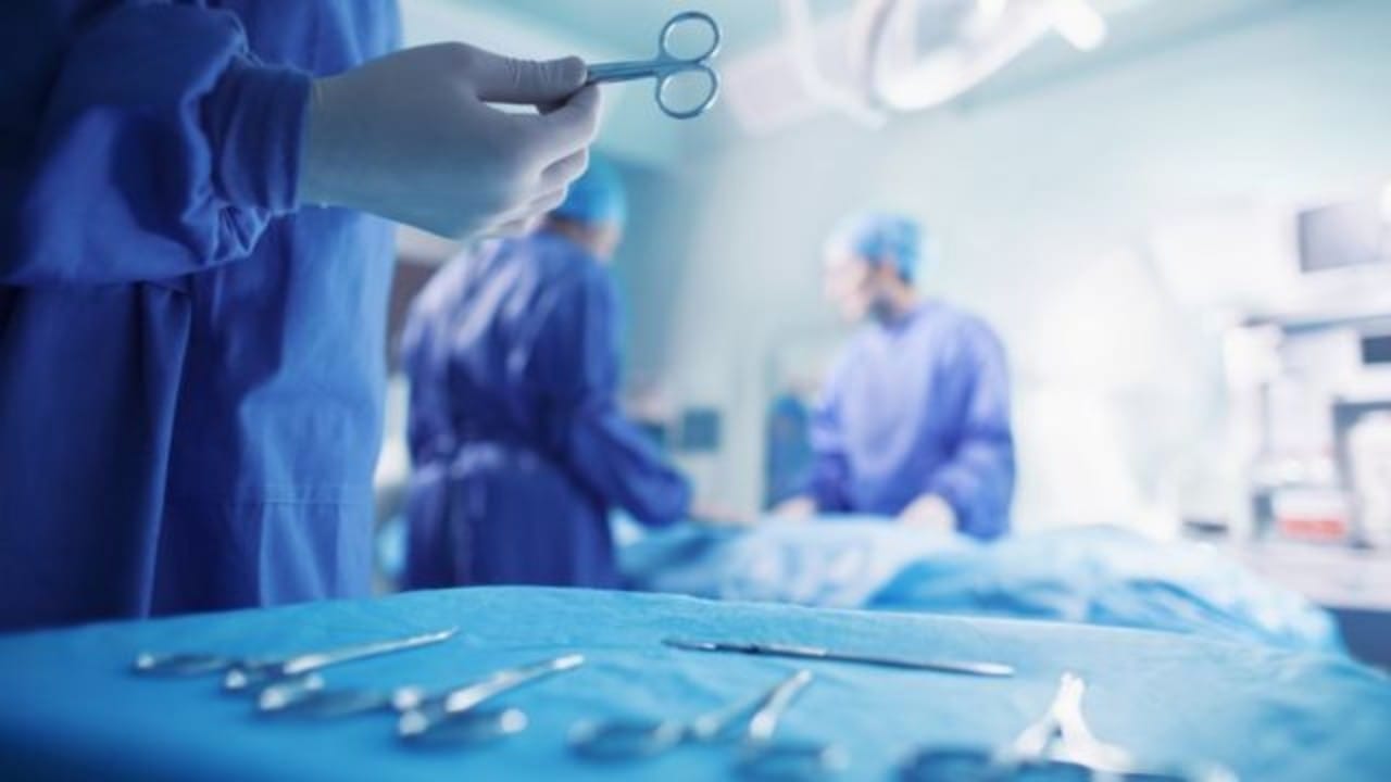 أطباء يتركون ملقط جراحي داخل بطن مريضة