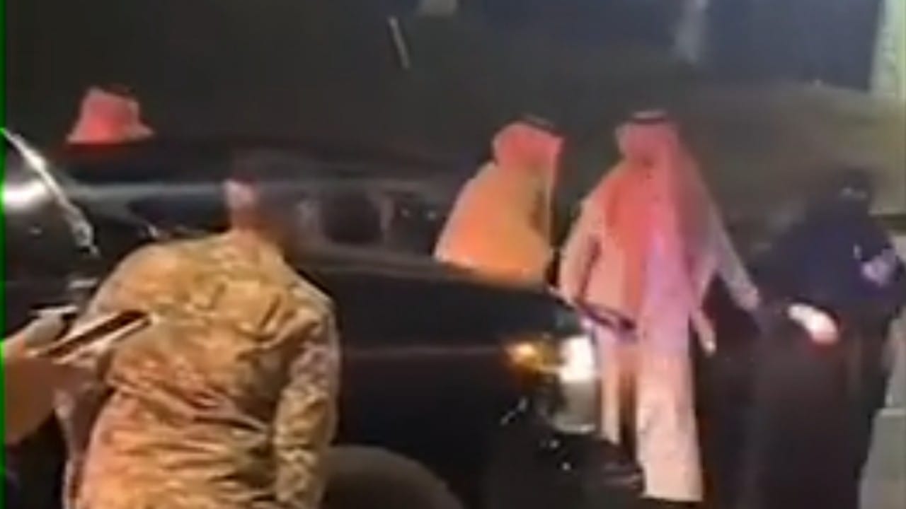 بالفيديو.. أمير الباحة يوقف موكبه لأجل طلب امرأة على الطريق