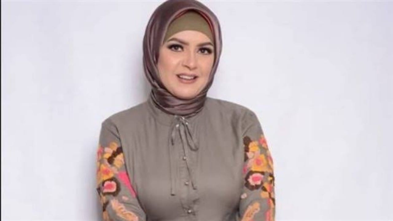 فنانة مصرية شهيرة توضح سر ارتدائها الحجاب:”واحدة قالتلي أنتي قرعة” 