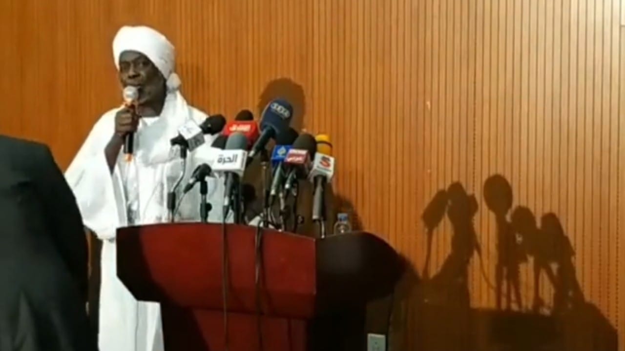 بالفيديو.. وزير سوداني يرد غاضبا: اسكت يلا واسمعني!