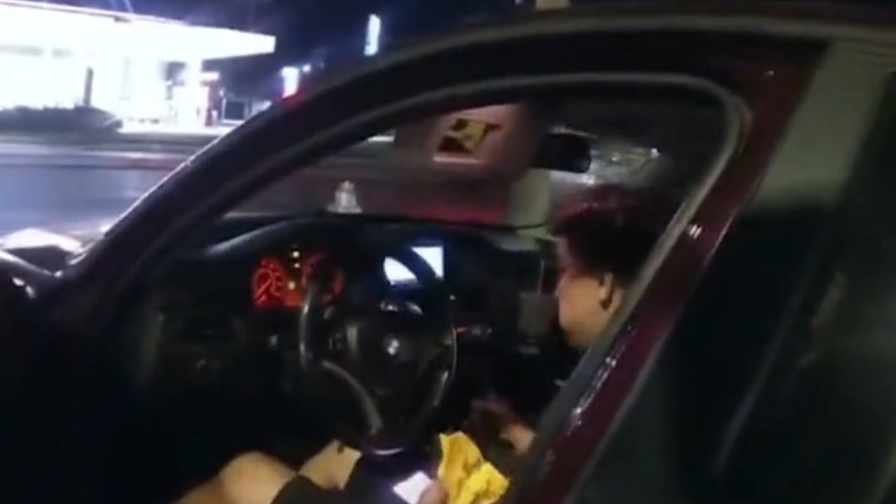 بالفيديو.. &#8220;شرطي&#8221; يطلق النار على مراهق في سيارته