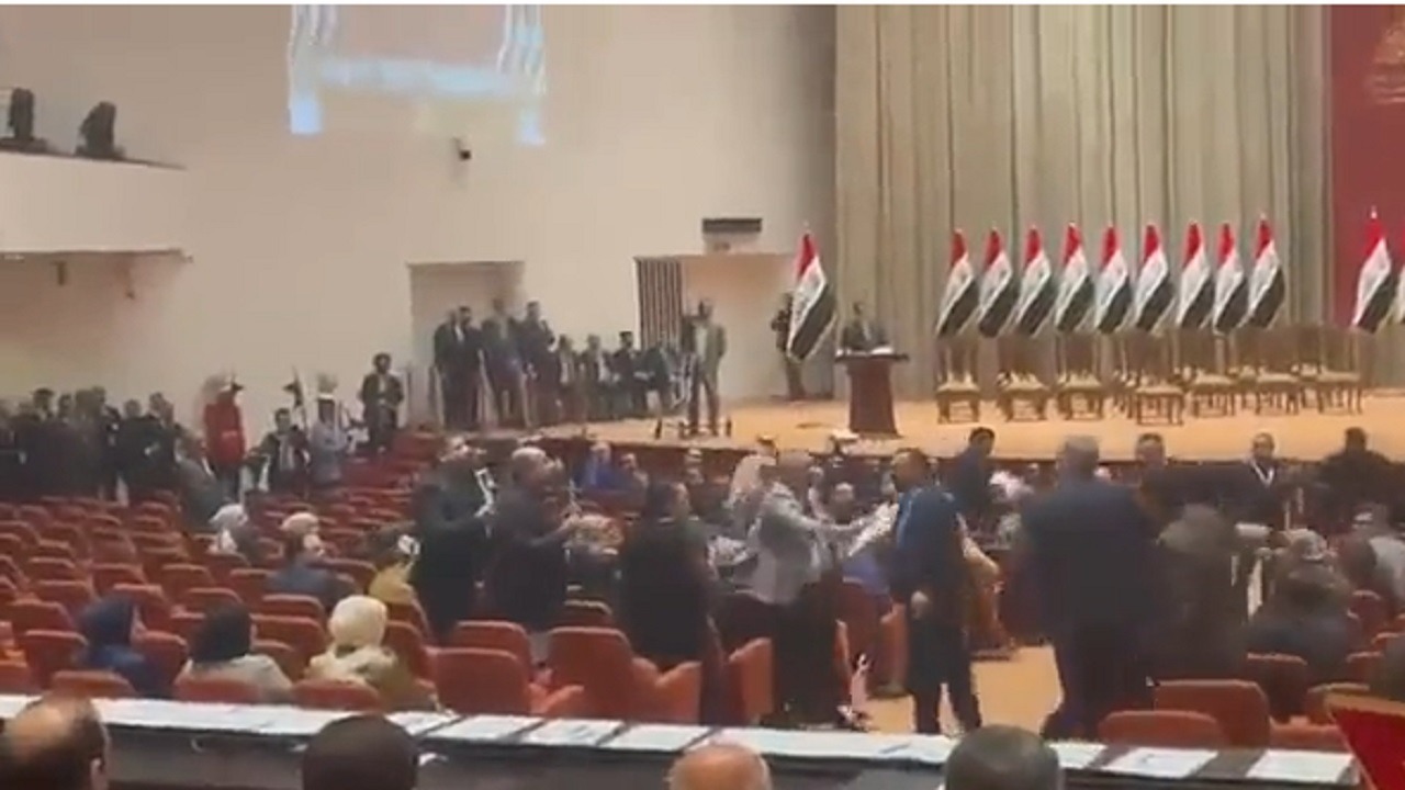 بالفيديو .. اشتباك بالأيدي داخل مجلس النواب العراقي