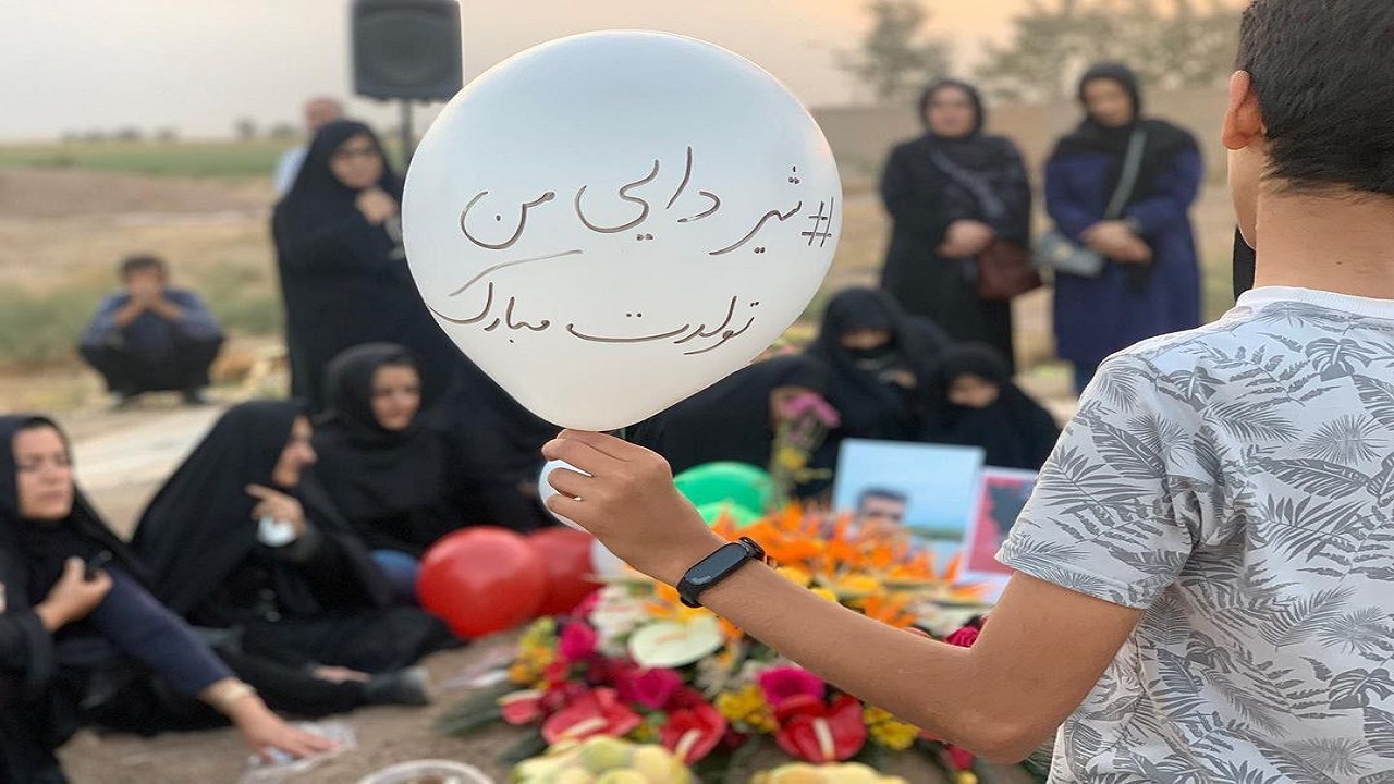شاهد..عائلة إيرانية تحتفل بعيد ميلاد ابنها المقتول على يد الملالي