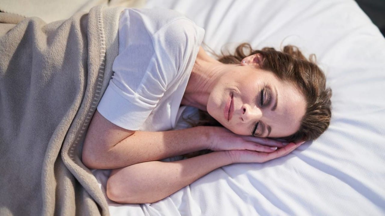 أبرز مخاطر النوم بدون وسادة