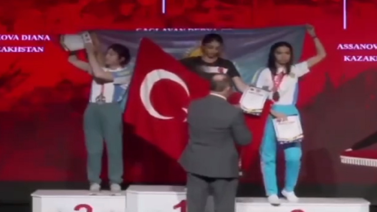 بالفيديو.. صراع بين لاعبات كازاخستان وتركيا على المنصة
